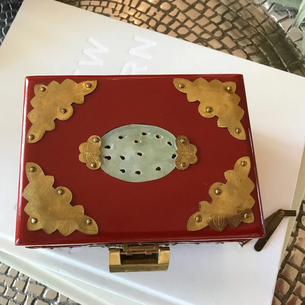 VINTAGE RED CHINESE JEWELRY BOX WITH LOCK & KEY